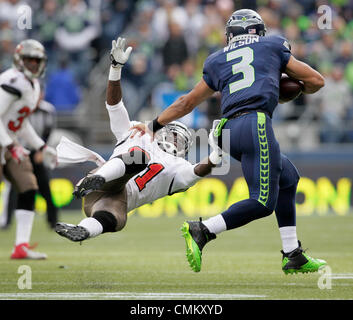 Seattle, Washington, USA. 29Th sep 2013. Seattle Seahawks quarterback RUSSELL WILSON (3) enfonce évoluait Tampa Bay Buccaneers MICHAEL ADAMS (21) Comme il s'étend sur 16 verges au deuxième trimestre au champ CenturyLink. © Daniel Wallace/Tampa Bay Times/ZUMAPRESS.com/Alamy Live News Banque D'Images