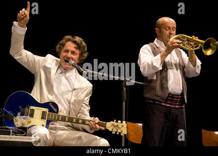 Prague, République tchèque. 29Th sep 2013. Musicien et compositeur serbe Goran Bregovic (gauche) effectue en centre des congrès de Prague, en République tchèque, le 3 novembre 2013. © Michal Kamaryt/CTK Photo/Alamy Live News Banque D'Images