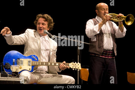 Prague, République tchèque. 29Th sep 2013. Musicien et compositeur serbe Goran Bregovic (gauche) effectue en centre des congrès de Prague, en République tchèque, le 3 novembre 2013. © Michal Kamaryt/CTK Photo/Alamy Live News Banque D'Images