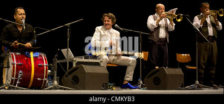 Prague, République tchèque. 29Th sep 2013. Musicien et compositeur serbe Goran Bregovic (deuxième à gauche) effectue en centre des congrès de Prague, en République tchèque, le 3 novembre 2013. © Michal Kamaryt/CTK Photo/Alamy Live News Banque D'Images