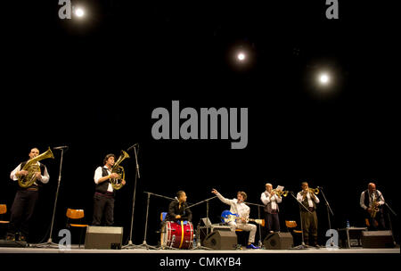 Prague, République tchèque. 29Th sep 2013. Musicien et compositeur serbe Goran Bregovic (centre) effectue en centre des congrès de Prague, en République tchèque, le 3 novembre 2013. © Michal Kamaryt/CTK Photo/Alamy Live News Banque D'Images