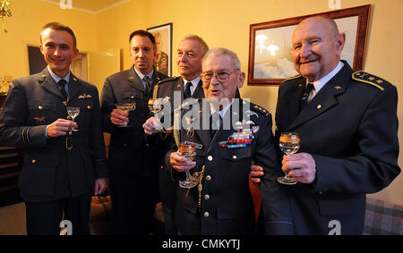 Un ancien combattant de la Deuxième Guerre mondiale et ancien pilote de la RAF Imrich Gablech (deuxième à droite), qui vit à Havlickuv Brod, célèbre son 98e anniversaire avec ses amis de République tchèque et de l'Association Club Spitfire aviateurs de la République tchèque, Havlickuv Brod, République tchèque, le 37 novembre, 2013. De gauche à droite : Josef Joe Vochyan et Zdenek Sadecky Club de République tchèque, Frantisek Spitfire Zitny et Zdenek Roh de Association aviateurs de la République tchèque. (CTK Photo/Lubos Pavlicek) Banque D'Images