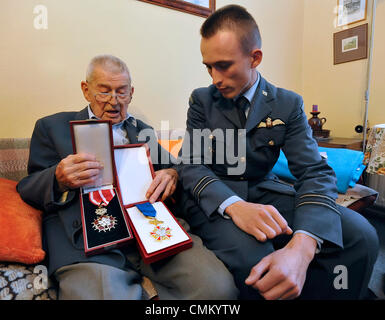 Un ancien combattant de la Deuxième Guerre mondiale et ancien pilote de la RAF Imrich Gablech (à gauche), qui vit à Havlickuv Brod, célèbre son 98e anniversaire avec ses amis de République tchèque et de l'Association Club Spitfire aviateurs de la République tchèque, Havlickuv Brod, République tchèque, le 37 novembre, 2013. Imrich Gablech montre son plus haut état Tchèque award, l'Ordre du Lion blanc (à gauche) et la Grande Croix de l'Ordre du Mérite de la République de Pologne à Josef Joe Vochyan (droite) de République tchèque Club Spitfire. (CTK Photo/Lubos Pavlicek) Banque D'Images