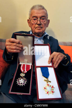 Un ancien combattant de la Deuxième Guerre mondiale et ancien pilote de la RAF Imrich Gablech, qui vit à Havlickuv Brod, célèbre son 98e anniversaire avec ses amis de République tchèque et de l'Association Club Spitfire aviateurs de la République tchèque, Havlickuv Brod, République tchèque, le 37 novembre, 2013. Imrich Gablech montre son plus haut état Tchèque award, l'Ordre du Lion blanc (à gauche) et la Grande Croix de l'Ordre du Mérite de la République de Pologne. (CTK Photo/Lubos Pavlicek) Banque D'Images