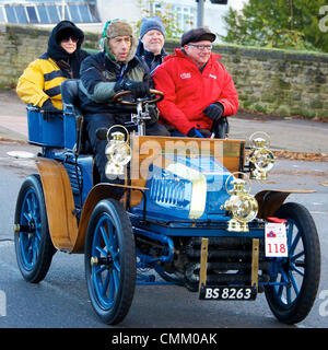 Redhill, Surrey, UK. 3 novembre 2013. BS8263, 1902 Delahaye Tonneau véhicule à moteur 8HP saisi et conduit par le Dr Dan Suskin, USA dans le RAC 2013 Londres à Brighton Veteran Car Run. Le dimanche 3 novembre 2013 Credit : Lindsay Le gendarme/Alamy Live News Banque D'Images