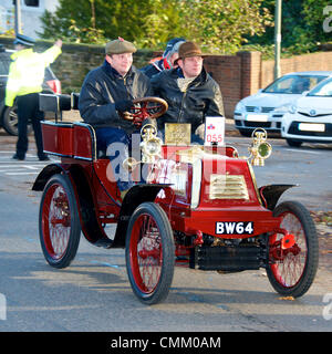 Redhill, Surrey, UK. 3 novembre 2013. BW64, 1900 Darracq Voiturette 6.5HP Véhicule automobile saisi par M. Tim Summers dans le RAC 2013 Londres à Brighton Veteran Car Run. Le dimanche 3 novembre 2013 Credit : Lindsay Le gendarme/Alamy Live News Banque D'Images