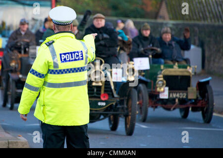 Redhill, Surrey, UK. 3 novembre 2013. Un agent de police de diriger la circulation au RAC 2013 Londres à Brighton Veteran Car Run at Redhill, dans le Surrey. Le dimanche 3 novembre 2013 Credit : Lindsay Le gendarme/Alamy Live News Banque D'Images