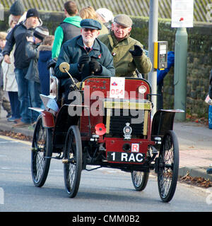 Redhill, Surrey, UK. 3 novembre 2013. 1RAC, 1900 Deux places à moteur Simms véhicule à moteur 6CV entré par l'ACFC et conduit par M. Peter Foubister dans le RAC 2013 Londres à Brighton Veteran Car Run. Le dimanche 3 novembre 2013 Credit : Lindsay Le gendarme/Alamy Live News Banque D'Images