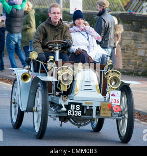 Redhill, Surrey, UK. 3 novembre 2013. BS8336, 1902 Deux places Renault véhicule à moteur 8HP saisi et conduit par M. Ian Strang dans le RAC 2013 Londres à Brighton Veteran Car Run. Le dimanche 3 novembre 2013 Credit : Lindsay Le gendarme/Alamy Live News Banque D'Images