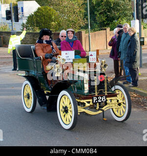 Redhill, Surrey, UK. 3 novembre 2013. P26, 1902 Dennis Tonneau véhicule à moteur 8HP saisi et conduit par M. John Dennis OBE en 2013 RAC Londres à Brighton Veteran Car Run. Le dimanche 3 novembre 2013 Credit : Lindsay Le gendarme/Alamy Live News Banque D'Images