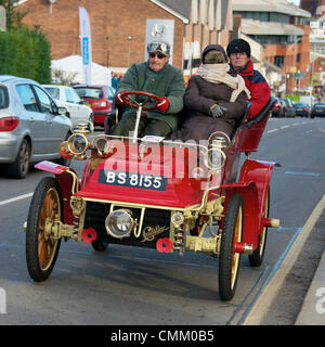 Redhill, Surrey, UK. 3 novembre 2013. BS8155, entrée arrière de Cadillac 1904 Tonneau 8.25HP véhicule saisi par M. Rodger Florio dans le RAC 2013 Londres à Brighton Veteran Car Run. Le dimanche 3 novembre 2013 Credit : Lindsay Le gendarme/Alamy Live News Banque D'Images