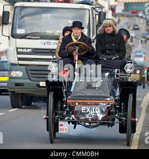 Redhill, Surrey, UK. 3 novembre 2013. EX10, 1900 Daimler Tonneau de véhicule à moteur 6CV dans le RAC 2013 Londres à Brighton Veteran Car Run, saisi par M. John Worth. Le dimanche 3 novembre 2013 Credit : Lindsay Le gendarme/Alamy Live News Banque D'Images