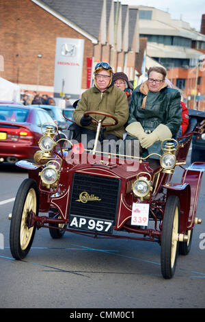 Redhill, Surrey, UK. 3 novembre 2013. AP957, 1904 Cadillac Tonneau 8.25CH véhicule à moteur dans le RAC 2013 Londres à Brighton Veteran Car Run, saisi et conduit par le baron Manfred von Crailsheim, Allemagne. Le dimanche 3 novembre 2013 Credit : Lindsay Le gendarme/Alamy Live News Banque D'Images