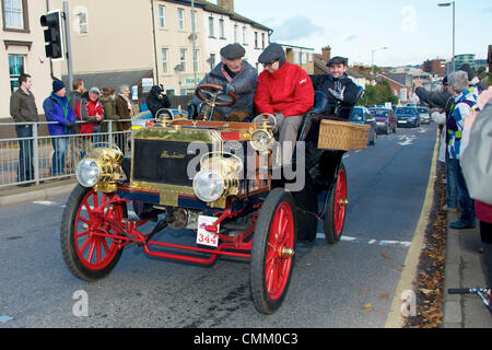 Redhill, Surrey, UK. 3 novembre 2013. Anciens de l'Oregon, 01259 1904 Searchmont 10HP véhicule à moteur dans le RAC 2013 Londres à Brighton Veteran Car Run, saisi par M. Robert Ames, USA. Le dimanche 3 novembre 2013 Credit : Lindsay Le gendarme/Alamy Live News Banque D'Images