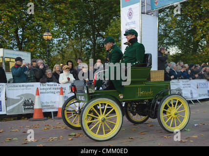 Londres, Royaume-Uni. 29Th sep 2013. # 58 participant inscrit par M. Michael Ward [GBR} B 8113 1901c Waverley (électrique) participer à l'assemblée 'London to Brighton Veteran Car Run' sur Novembre 03, 2013 organisé par le Royal Automobile Club. Le Royal Automobile Club a 60 km de route de la capitale à la côte sud est le plus ancien événement de l'automobile dans le monde, et attire des participants de partout dans le monde. Credit : Action Plus Sport/Alamy Live News Banque D'Images