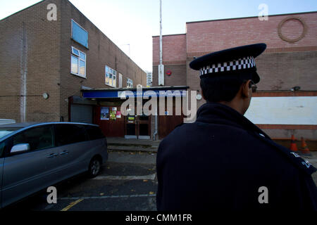 Acton Londres,4e novembre 2013. UK. Un suspect terroriste Mohamed Ahmed Mohamed, qui a fait l'objet d'une enquête et de la prévention du terrorisme (mesures TPim) ordonnance restreignant ses mouvements disparaît après avoir quitté l'ANNOOR Masjid après avoir coupé son étiquette électronique portant une burqa avec son visage entièrement couvert. Credit : amer ghazzal/Alamy Live News Banque D'Images