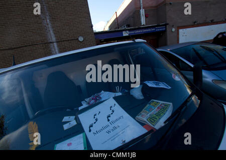 Acton Londres,4e novembre 2013. UK. Un suspect terroriste Mohamed Ahmed Mohamed, qui a fait l'objet d'une enquête et de la prévention du terrorisme (mesures TPim) ordonnance restreignant ses mouvements disparaît après avoir quitté l'ANNOOR Masjid après avoir coupé son étiquette électronique portant une burqa avec son visage entièrement couvert. Credit : amer ghazzal/Alamy Live News Banque D'Images