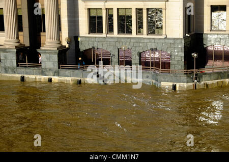 Londres, Royaume-Uni. 4e novembre 2013. La marée haute à bankside. Megawhat Crédit : Rachel/Alamy Live News Banque D'Images