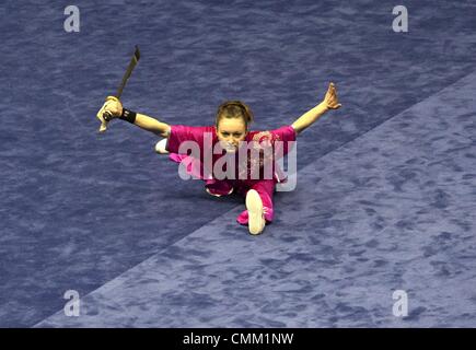 Kuala Lumpur, Malaisie. 4 nov., 2013. D'Ukrain Ganna térechtchenko exécute pendant féministe Dao Shu de l'événement de Wushu aux 12e Championnats du Monde de Wushu à Kuala Lumpur, Malaisie, le 4 novembre 2013. Plus de 1 500 athlètes de plus de 80 pays et régions s'affronteront dans trois disciples de l'arts martiaux chinois, tels que (Taolu barehands et armes), Sanshou (boxe chinoise) et Duilian (deux cas) et propose 48 médailles d'.Photo : Azhar un NurPhoto Rahim/crédit : Azhar un NurPhoto ZUMAPRESS.com/Alamy/Rahim/Live News Banque D'Images