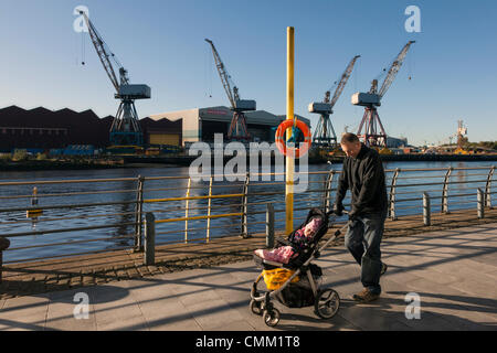 Glasgow, Royaume-Uni. 4 nov., 2013. Grues à flèche relevable utilisée pour la construction navale au chantier naval de BAE Systems, Clyde, Govan, doivent être déposés, selon des rapports récents, faisant craindre que le chantier pourrait fermer Crédit : Findlay/Alamy Live News Banque D'Images