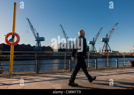 Glasgow, Royaume-Uni. 4 nov., 2013. Grues à flèche relevable utilisée pour la construction navale au chantier naval de BAE Systems, Clyde, Govan, doivent être déposés, selon des rapports récents, faisant craindre que le chantier pourrait fermer Crédit : Findlay/Alamy Live News Banque D'Images