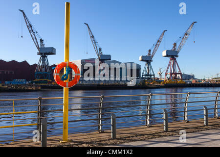 Glasgow, Royaume-Uni. 4 nov., 2013. Grues à flèche relevable utilisée pour la construction navale au chantier naval de BAE Systems, Clyde, Govan, doivent être déposés, selon des rapports récents, faisant craindre que le chantier pourrait fermer Crédit : Findlay/Alamy Live News Banque D'Images