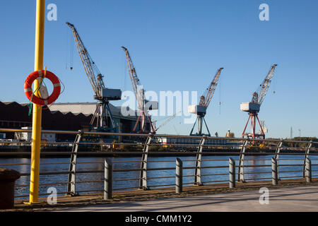 Glasgow, Royaume-Uni. 4 nov., 2013. Grues à flèche relevable utilisée pour la construction navale au chantier naval de BAE Systems, Clyde, Govan, doivent être déposés, selon des rapports récents, faisant craindre que le chantier pourrait fermer Crédit : Findlay/Alamy Live News Banque D'Images