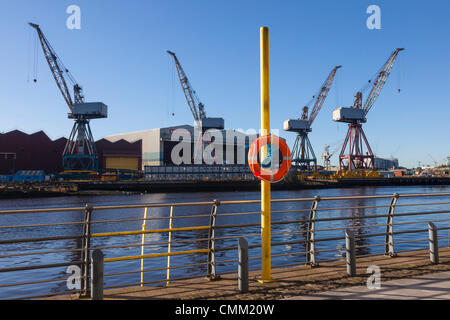 Glasgow, Royaume-Uni. 4 nov., 2013. Grues à flèche relevable utilisée pour la construction navale au chantier naval de BAE Systems, Clyde, Govan, doivent être déposés, selon des rapports récents, faisant craindre que le chantier pourrait fermer Crédit : Findlay/Alamy Live News Banque D'Images