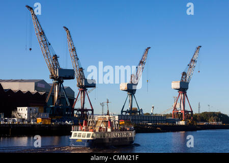 Glasgow, Royaume-Uni. 4 nov., 2013. Grues à flèche relevable utilisée pour la construction navale au chantier naval de BAE Systems, Clyde, Govan, doivent être déposés, selon des rapports récents, faisant craindre que le chantier pourrait fermer Crédit : Findlay/Alamy Live News Banque D'Images