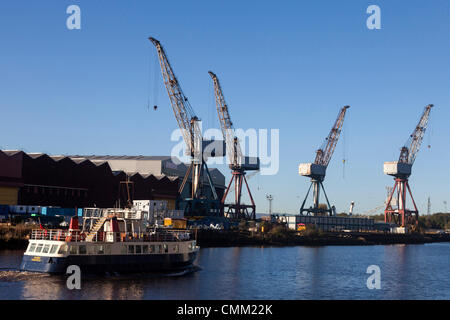 Glasgow, Royaume-Uni. 4 nov., 2013. Grues à flèche relevable utilisée pour la construction navale au chantier naval de BAE Systems, Clyde, Govan, doivent être déposés, selon des rapports récents, faisant craindre que le chantier pourrait fermer Crédit : Findlay/Alamy Live News Banque D'Images