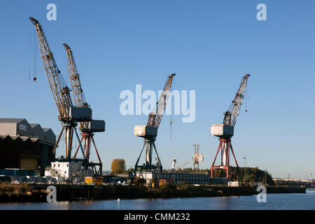 Glasgow, Royaume-Uni. 4 nov., 2013. Grues à flèche relevable utilisée pour la construction navale au chantier naval de BAE Systems, Clyde, Govan, doivent être déposés, selon des rapports récents, faisant craindre que le chantier pourrait fermer Crédit : Findlay/Alamy Live News Banque D'Images