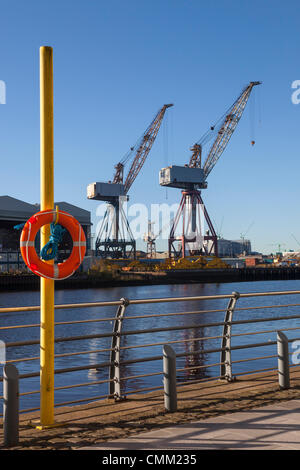 Glasgow, Royaume-Uni. 4 nov., 2013. Grues à flèche relevable utilisée pour la construction navale au chantier naval de BAE Systems, Clyde, Govan, doivent être déposés, selon des rapports récents, faisant craindre que le chantier pourrait fermer Crédit : Findlay/Alamy Live News Banque D'Images