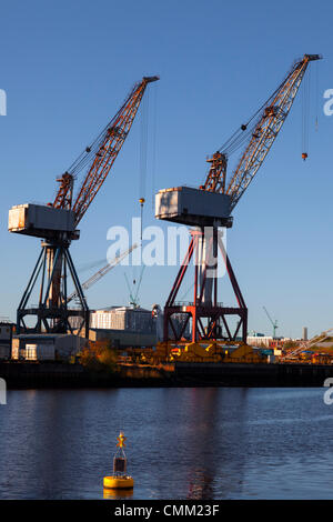 Glasgow, Royaume-Uni. 4 nov., 2013. Grues à flèche relevable utilisée pour la construction navale au chantier naval de BAE Systems, Clyde, Govan, doivent être déposés, selon des rapports récents, faisant craindre que le chantier pourrait fermer Crédit : Findlay/Alamy Live News Banque D'Images