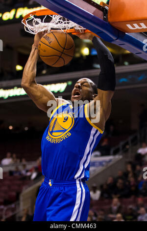 Philadelphie, Pennsylvanie, USA. 4 nov., 2013. Golden State Warriors shooting guard Andre Iguodala (9) dunks la balle pendant le jeu NBA entre les Golden State Warriors et les Philadelphia 76ers au Wells Fargo Center de Philadelphie, Pennsylvanie. Christopher (Szagola/Cal Sport Media/Alamy Live News) Credit : csm/Alamy Live News Banque D'Images