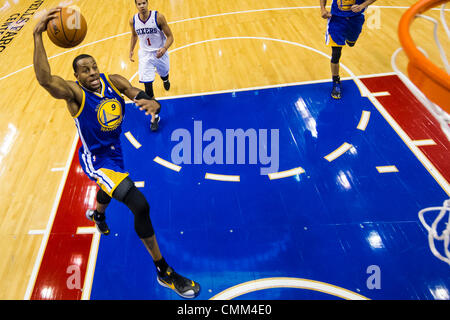 Philadelphie, Pennsylvanie, USA. 4 nov., 2013. Golden State Warriors shooting guard Andre Iguodala (9) va pour le dunk pendant le jeu NBA entre les Golden State Warriors et les Philadelphia 76ers au Wells Fargo Center de Philadelphie, Pennsylvanie. Les guerriers gagner 110-90. Christopher (Szagola/Cal Sport Media/Alamy Live News) Banque D'Images