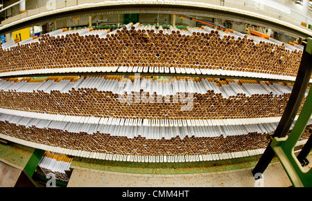 Langenhagen, Allemagne. 31 octobre, 2013. 'Ouest' cigarettes résident dans une machine dans l'usine de cigarettes Reemtsma à Langenhagen, Allemagne, 31 octobre 2013. Environ 700 employés dans l'usine produisent plus de 30 milliards de cigarettes par an, qui sont exportés dans plus de 100 pays. Les usines de cigarettes Reemtsma est une filiale en propriété exclusive de l'Imperial Tobacco Group PLC Photo : JULIAN STRATENSCHULTE/dpa/Alamy Live News Banque D'Images