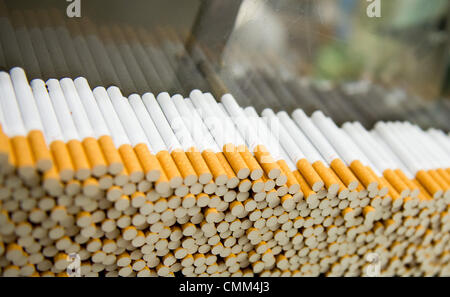 Langenhagen, Allemagne. 31 octobre, 2013. 'Ouest' cigarettes résident dans une machine dans l'usine de cigarettes Reemtsma à Langenhagen, Allemagne, 31 octobre 2013. Environ 700 employés dans l'usine produisent plus de 30 milliards de cigarettes par an, qui sont exportés dans plus de 100 pays. Les usines de cigarettes Reemtsma est une filiale en propriété exclusive de l'Imperial Tobacco Group PLC Photo : JULIAN STRATENSCHULTE/dpa/Alamy Live News Banque D'Images
