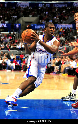 Los Angeles, CA, USA. 4 nov., 2013. Los Angeles Clippers Chris Paul meneur # 3 au cours de la NBA basketball match entre les Houston Rockets et les Los Angeles Clippers au Staples Center de Los Angeles, Californie.Louis Lopez/CSM/Alamy Live News Banque D'Images