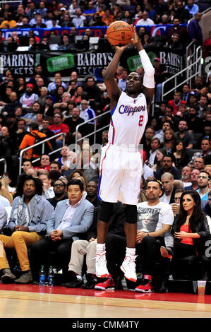 Los Angeles, CA, USA. 4 nov., 2013. Los Angeles Clippers Darren Collison point guard # 2 pousses durant le match de basket de la NBA entre les Houston Rockets et les Los Angeles Clippers au Staples Center de Los Angeles, Californie.Louis Lopez/CSM/Alamy Live News Banque D'Images