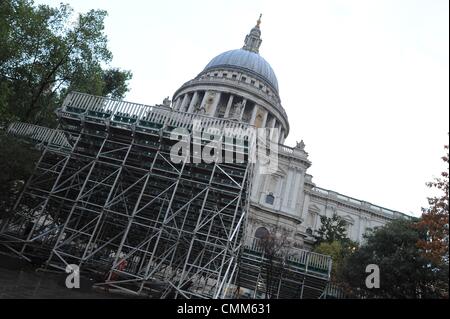 London, UK, UK. 5Th Nov, 2013. Stands VIP sont mis en place en face de la cathédrale St Paul pour le Maire annuel show qui est l'une des plus longues manifestations annuelles à Londres datant avant 1535. L'événement annuel a lieu le 9 novembre. Le maire s'arrête à la Cathédrale St Paul afin de recevoir la bénédiction du doyen de la cathédrale comme suit. © Gail Orenstein/ZUMAPRESS.com/Alamy Live News Banque D'Images