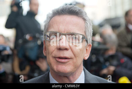 Berlin, Allemagne. 05 nov., 2013. Agir le Ministre allemand de la Défense Thomas de Maizière (CDU) arrive à la troisième ronde de négociations de coalition à Berlin, Allemagne, 05 novembre 2013. Haut Représentants de CDU/CSU et le SPD s'est réuni dans la représentation de l'État de Bavière pour les négociations de coalition. Photo : MAURIZIO GAMBARINI/dpa/Alamy Live News Banque D'Images