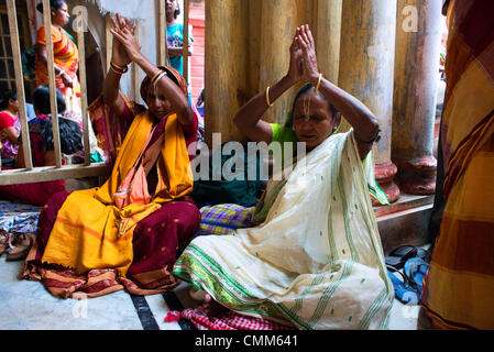 Kolkata, Inde. 4 novembre 2013 - Les gens en grand nombre se rassemblent à un temple à Kolkata pour célébrer Govardhan Puja, également appelé Annakut (ce qui signifie un tas de grain) et pour commémorer la victoire du Seigneur Krishna sur Indra. Elle a lieu le quatrième jour de Dipavali (diwali), la fête hindoue des lumières.Selon la légende, le Seigneur Krishna a enseigné les gens à adorer le contrôleur suprême de la nature, Dieu, précisément, comme Govardhan Govardhan est une manifestation de Krishna, et à cesser d'adorer le Dieu des pluies.(Image Crédit : Crédit : Subhendu Sarkar/NurPhoto ZUMAPRESS.com/Alamy/Live News Banque D'Images