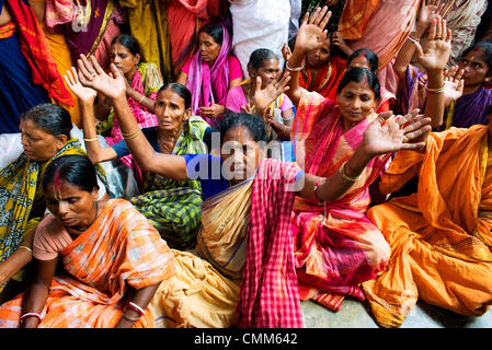 Kolkata, Inde. 4 novembre 2013 - Les gens en grand nombre se rassemblent à un temple à Kolkata pour célébrer Govardhan Puja, également appelé Annakut (ce qui signifie un tas de grain) et pour commémorer la victoire du Seigneur Krishna sur Indra. Elle a lieu le quatrième jour de Dipavali (diwali), la fête hindoue des lumières.Selon la légende, le Seigneur Krishna a enseigné les gens à adorer le contrôleur suprême de la nature, Dieu, précisément, comme Govardhan Govardhan est une manifestation de Krishna, et à cesser d'adorer le Dieu des pluies.(Image Crédit : Crédit : Subhendu Sarkar/NurPhoto ZUMAPRESS.com/Alamy/Live News Banque D'Images