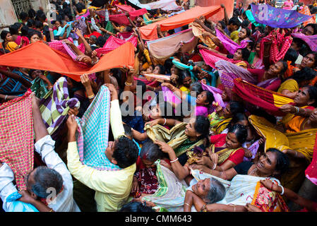 Kolkata, Inde. 4 novembre 2013 - Les gens en grand nombre se rassemblent à un temple à Kolkata pour célébrer Govardhan Puja, également appelé Annakut (ce qui signifie un tas de grain) et pour commémorer la victoire du Seigneur Krishna sur Indra. Elle a lieu le quatrième jour de Dipavali (diwali), la fête hindoue des lumières.Selon la légende, le Seigneur Krishna a enseigné les gens à adorer le contrôleur suprême de la nature, Dieu, précisément, comme Govardhan Govardhan est une manifestation de Krishna, et à cesser d'adorer le Dieu des pluies.(Image Crédit : Crédit : Subhendu Sarkar/NurPhoto ZUMAPRESS.com/Alamy/Live News Banque D'Images