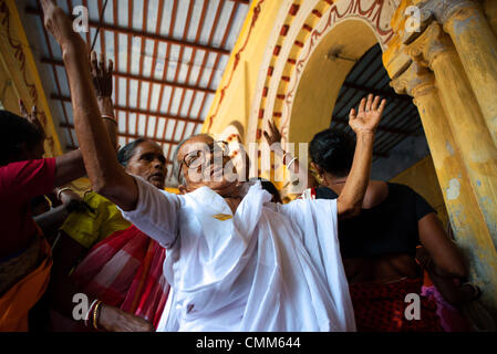 Kolkata, Inde. 4 novembre 2013 - Les gens en grand nombre se rassemblent à un temple à Kolkata pour célébrer Govardhan Puja, également appelé Annakut (ce qui signifie un tas de grain) et pour commémorer la victoire du Seigneur Krishna sur Indra. Elle a lieu le quatrième jour de Dipavali (diwali), la fête hindoue des lumières.Selon la légende, le Seigneur Krishna a enseigné les gens à adorer le contrôleur suprême de la nature, Dieu, précisément, comme Govardhan Govardhan est une manifestation de Krishna, et à cesser d'adorer le Dieu des pluies.(Image Crédit : Crédit : Subhendu Sarkar/NurPhoto ZUMAPRESS.com/Alamy/Live News Banque D'Images