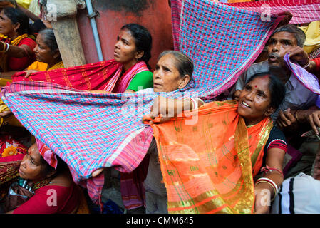 Kolkata, Inde. 4 novembre 2013 - Les gens en grand nombre se rassemblent à un temple à Kolkata pour célébrer Govardhan Puja, également appelé Annakut (ce qui signifie un tas de grain) et pour commémorer la victoire du Seigneur Krishna sur Indra. Elle a lieu le quatrième jour de Dipavali (diwali), la fête hindoue des lumières.Selon la légende, le Seigneur Krishna a enseigné les gens à adorer le contrôleur suprême de la nature, Dieu, précisément, comme Govardhan Govardhan est une manifestation de Krishna, et à cesser d'adorer le Dieu des pluies.(Image Crédit : Crédit : Subhendu Sarkar/NurPhoto ZUMAPRESS.com/Alamy/Live News Banque D'Images