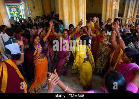 Kolkata, Inde. 4 novembre 2013 - Les gens en grand nombre se rassemblent à un temple à Kolkata pour célébrer Govardhan Puja, également appelé Annakut (ce qui signifie un tas de grain) et pour commémorer la victoire du Seigneur Krishna sur Indra. Elle a lieu le quatrième jour de Dipavali (diwali), la fête hindoue des lumières.Selon la légende, le Seigneur Krishna a enseigné les gens à adorer le contrôleur suprême de la nature, Dieu, précisément, comme Govardhan Govardhan est une manifestation de Krishna, et à cesser d'adorer le Dieu des pluies.(Image Crédit : Crédit : Subhendu Sarkar/NurPhoto ZUMAPRESS.com/Alamy/Live News Banque D'Images