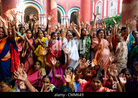 Kolkata, Inde. 4 novembre 2013 - Les gens en grand nombre se rassemblent à un temple à Kolkata pour célébrer Govardhan Puja, également appelé Annakut (ce qui signifie un tas de grain) et pour commémorer la victoire du Seigneur Krishna sur Indra. Elle a lieu le quatrième jour de Dipavali (diwali), la fête hindoue des lumières.Selon la légende, le Seigneur Krishna a enseigné les gens à adorer le contrôleur suprême de la nature, Dieu, précisément, comme Govardhan Govardhan est une manifestation de Krishna, et à cesser d'adorer le Dieu des pluies.(Image Crédit : Crédit : Subhendu Sarkar/NurPhoto ZUMAPRESS.com/Alamy/Live News Banque D'Images