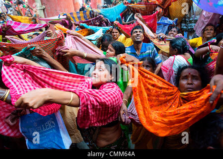 Kolkata, Inde. 4 novembre 2013 - Les gens en grand nombre se rassemblent à un temple à Kolkata pour célébrer Govardhan Puja, également appelé Annakut (ce qui signifie un tas de grain) et pour commémorer la victoire du Seigneur Krishna sur Indra. Elle a lieu le quatrième jour de Dipavali (diwali), la fête hindoue des lumières.Selon la légende, le Seigneur Krishna a enseigné les gens à adorer le contrôleur suprême de la nature, Dieu, précisément, comme Govardhan Govardhan est une manifestation de Krishna, et à cesser d'adorer le Dieu des pluies.(Image Crédit : Crédit : Subhendu Sarkar/NurPhoto ZUMAPRESS.com/Alamy/Live News Banque D'Images