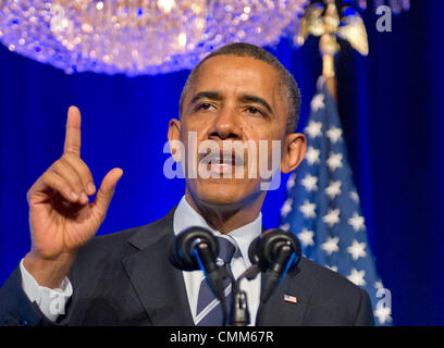 Washington, DC, USA. 4 nov., 2013. Le président des États-Unis Barack Obama prononce une allocution à une organisation pour l'action "Sommet mondial de l'Obamacare" au St Regis Hotel à Washington, DC, USA, le lundi 4 novembre 2013. Credit : Ron Sachs / Piscine via CNP/dpa/Alamy Live News Banque D'Images